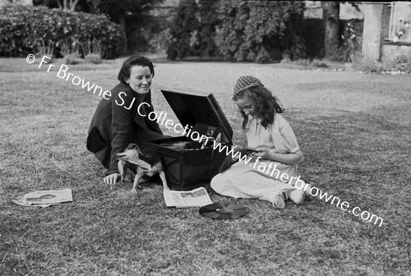 GIRLS  AND GRAMOPHONE